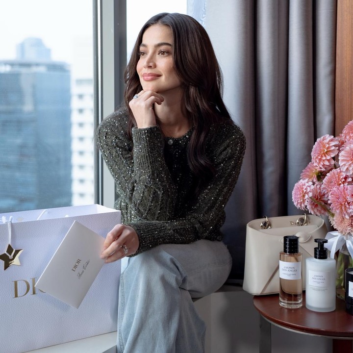 Anne Curtis Tiba di Jakarta, Abadikan Momen di Bundaran HI dengan Latar TransJakarta